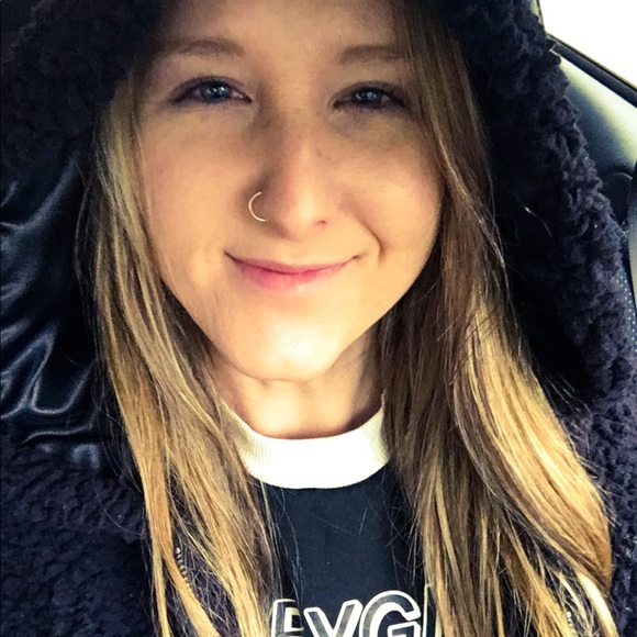 Meet your Posher, Julia - Picture 2 of 3